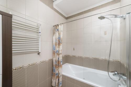 Kúpeľňa v ubytovaní Katerynyska 2 Level Apartment with Sauna