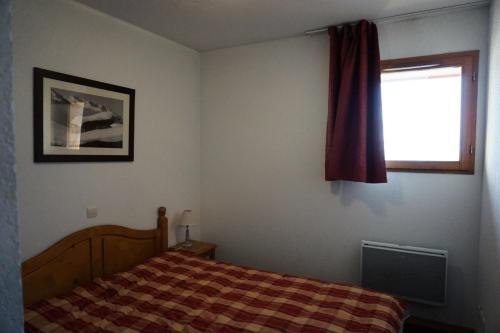 une chambre avec un lit et une fenêtre dans l'établissement Résidence Cristallines - 2 pièces 4 personnes MAE-4434, à Orcières