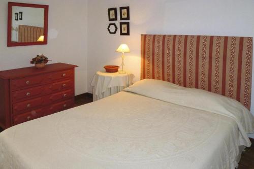 Schlafzimmer mit einem Bett, einer Kommode und einem Spiegel in der Unterkunft holiday home, Folhada in Marco de Canavezes