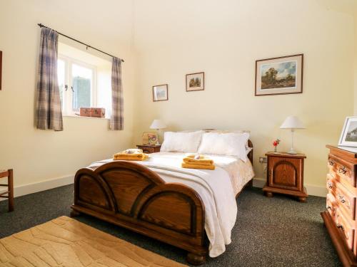Un pat sau paturi într-o cameră la The Cowshed