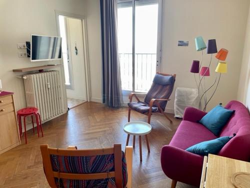 - un salon avec un canapé et des fauteuils violets dans l'établissement Vue Mer Le Panoramique Vieux-Port de Marseille, à Marseille