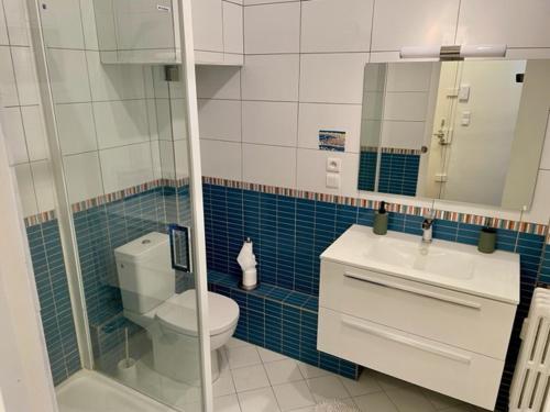 une salle de bain avec toilettes, lavabo et miroir dans l'établissement Vue Mer Le Panoramique Vieux-Port de Marseille, à Marseille