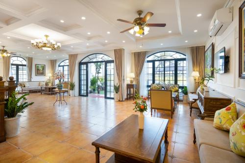 a large living room with a ceiling fan at Maison Fleur Luxury Hoi An in Hoi An