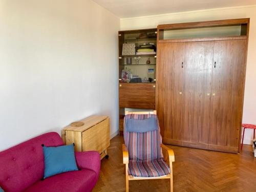 a living room with a purple couch and a wooden cabinet at Vue Mer Le Panoramique Vieux-Port de Marseille in Marseille
