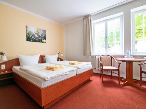 una camera d'albergo con letto e tavolo di seezeit-resort am Werbellinsee a Joachimsthal