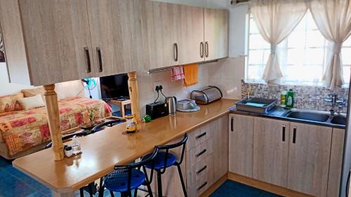 Kuchyň nebo kuchyňský kout v ubytování Queensburgh B&B or Self Catering