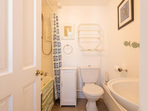 艾薩克港的住宿－Sea Glimpses，浴室配有卫生间、盥洗盆和浴缸。