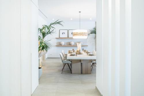 马贝拉Casona Seis Lunas Apartment的有桌子和椅子的餐厅