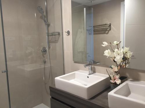 bagno bianco con lavandino e doccia di Middle Views a Fuengirola
