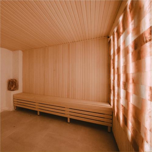 a bench in a room with a window at Apartman Pegasus in Vrnjačka Banja