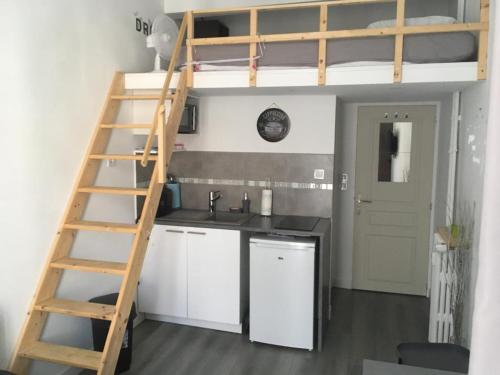 - un lit superposé dans une cuisine avec une échelle dans l'établissement Bienvenue sur la Cote d'Azur, à Nice