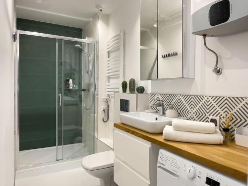 Un baño con ducha, lavabo e inodoro. en URBAN APARTMENTS Studio No 4A, FREE PRIVATE PARKING, Self CHECK-IN, en Chorzów