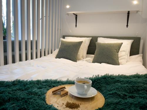 stolik kawowy z filiżanką kawy na łóżku w obiekcie URBAN APARTMENTS Studio No 4A Chorzów Katowice, FREE PRIVATE PARKING w mieście Chorzów