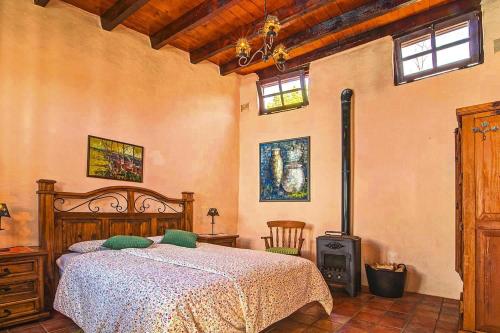 A bed or beds in a room at Finca La Hoya, El Tanque