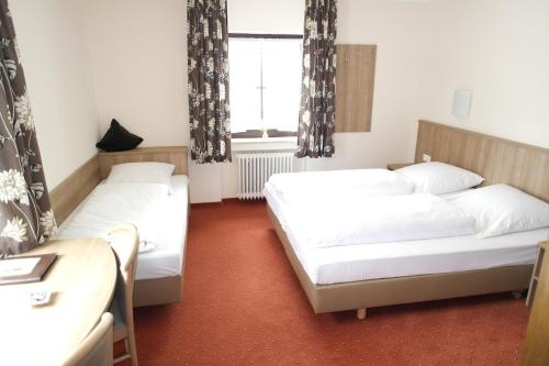 Llit o llits en una habitació de Hotel Neuner