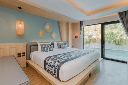 Tempat tidur dalam kamar di Baan Taranya Koh Yao Yai - SHA Extra Plus