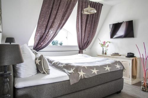 a bedroom with a bed and a window at Holiday house, Fuhlendorf in Fuhlendorf