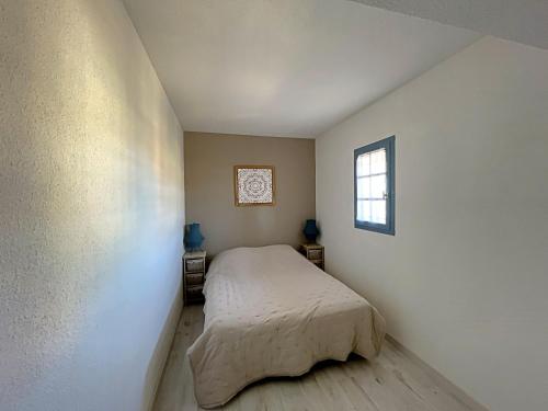 Кровать или кровати в номере Réf LS59: Appart 4 pers le Beauduc 51 n°49