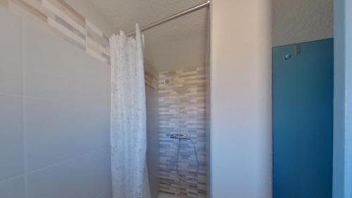 Ванная комната в Réf LS59: Appart 4 pers le Beauduc 51 n°49