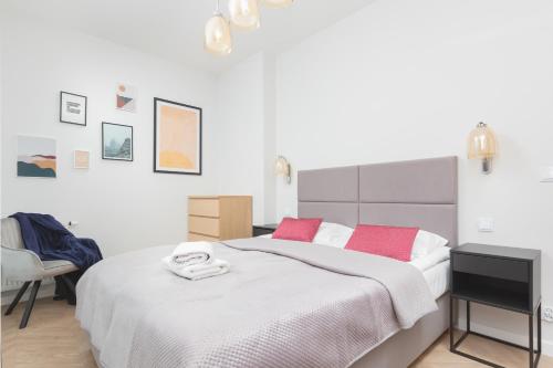 A bed or beds in a room at Mokotów Apartment LUX with Parking by Renters Prestige