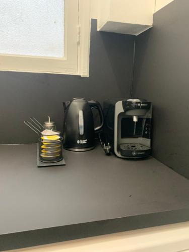 Utensilios para hacer té y café en Charming Eiffel Tower Appartement