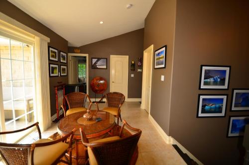 a dining room with a table and chairs at Explorer House Bed & Breakfast in Niagara on the Lake