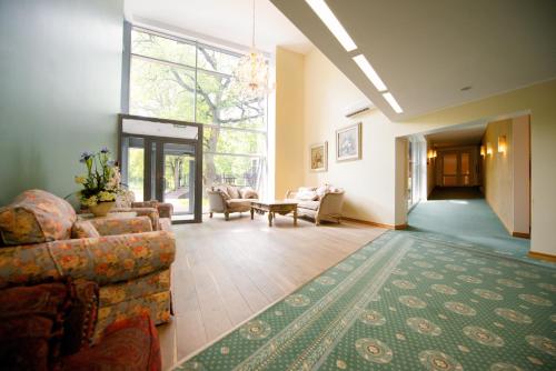- un salon avec deux canapés et un tapis dans l'établissement Villa Hotel Theresa, à Rakvere