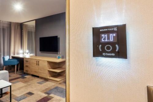 a room with a living room with a tv and a door at Magnus Resort in Szczyrk