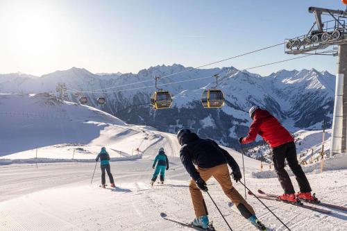 grupa osób jeżdżących na nartach na wyciągu w obiekcie Ferienwohnung Schiestl w mieście Zell am Ziller