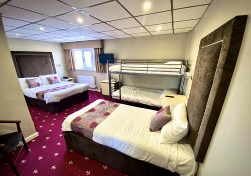 Ein Bett oder Betten in einem Zimmer der Unterkunft Doric Hotel