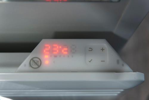 an electronic clock on the front of an oven at Tisza-tó Apartmanpark in Kisköre