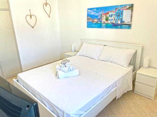 Un pequeño dormitorio con una cama con una toalla. en Appartamento Indipendente al Mare Sweet Apartments en Santa Marinella