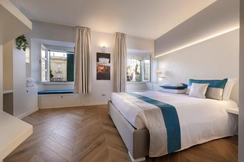 um quarto com uma cama grande e uma janela em Hotel Baylle em Cagliari