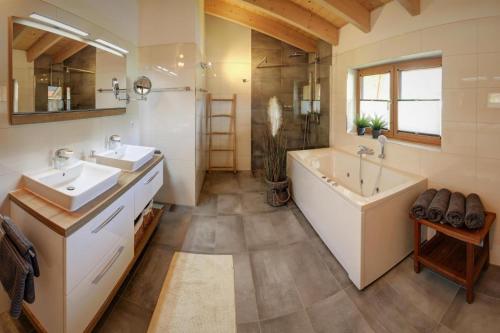 Phòng tắm tại Bergchalet Falkenstein, Inzell