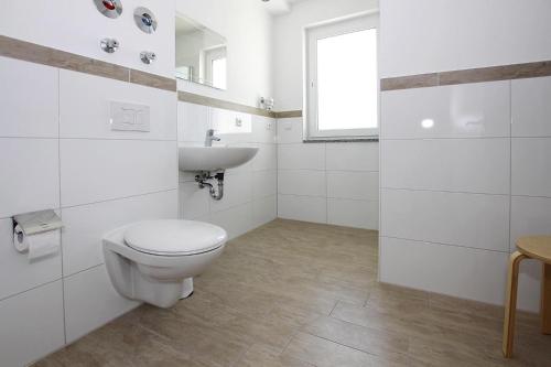 プラウ・アム・ゼーにあるAppartement Hafenflair am Plauer Seeのトイレと洗面台を備えた白いバスルーム