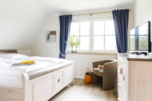 um quarto com uma grande cama branca e uma janela em Holiday house, Fuhlendorf em Fuhlendorf