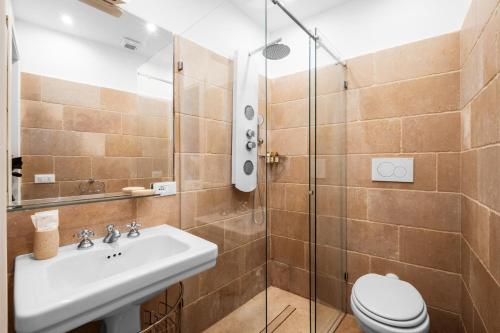 bagno con doccia, lavandino e servizi igienici di Casa Malu a Positano