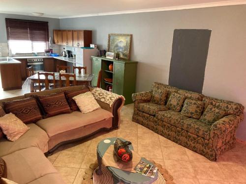 sala de estar con 2 sofás y cocina en Daffodil Self Catering and Accommodation B en Swakopmund