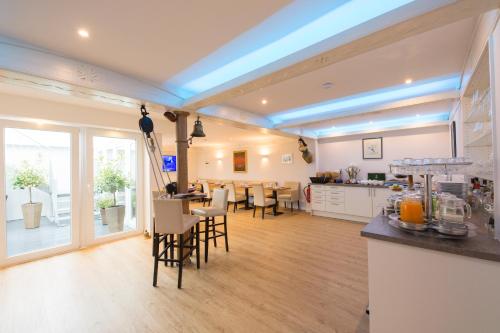 Kuchyň nebo kuchyňský kout v ubytování Frühstückshotel Seemannsbraut Amrum-adults only ab 18 Jahre-keine Haustiere-