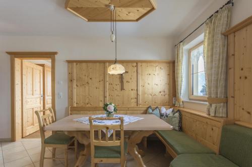 - une salle à manger avec une table et des chaises en bois dans l'établissement Bauernhof Glanzern, à Westendorf