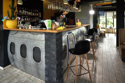 eine Bar in einem Restaurant mit einer Backsteintheke in der Unterkunft Yellow Plane in Yurov