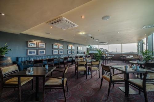 um restaurante com mesas e cadeiras num quarto em Hull Humber View Hotel, BW Signature Collection em Hull