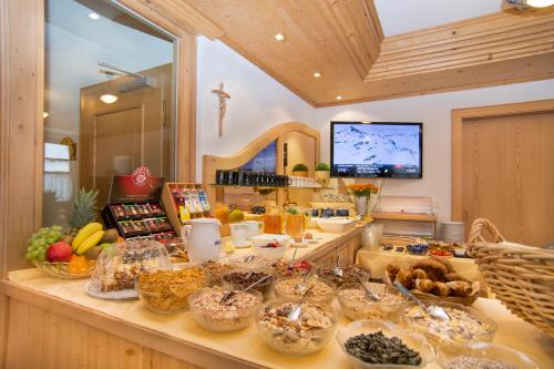 una cocina con una barra llena de frutas y verduras en Hotel Montana, en Ischgl