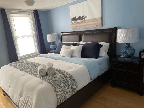 ein Schlafzimmer mit einem großen Bett mit zwei Handtüchern darauf in der Unterkunft THE YORK HOUSE in Fort Erie