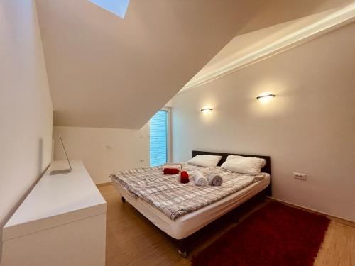 um quarto com uma cama com duas velas vermelhas em PortoVita Residence em Portorož