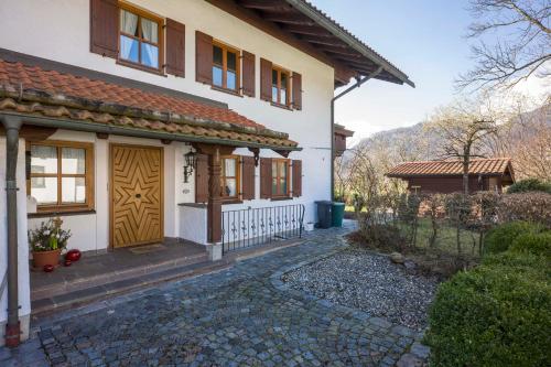 een huis met een houten deur en een loopbrug bij Ferienwohnung Gerstner in Oberaudorf