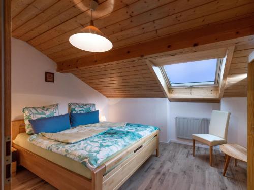 um quarto com uma cama e uma janela em Ferienwohnung Gerstner em Oberaudorf