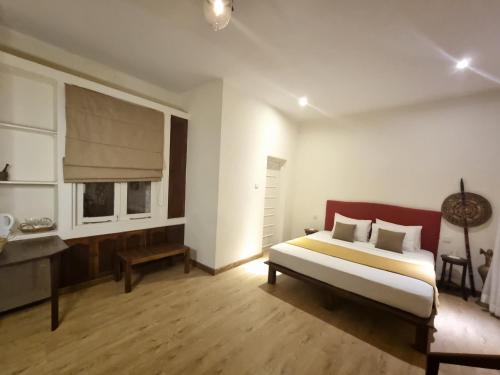 1 dormitorio con cama y escritorio. en Artisan Villa en Colombo
