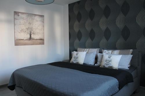 Schlafzimmer mit einem Bett mit Wandgemälde in der Unterkunft Ferienwohnung Hesselberg in Balingen