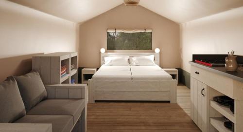 1 dormitorio pequeño con 1 cama y 1 sofá en Fellow Du Nord, en Goebelsmuhle